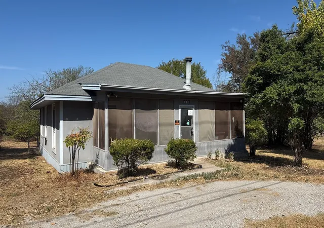 Photo 3 of Single family home for sale at 701 N Newark St, Decatur, TX 76234 | MLS# 21392343 | Listing updated on 2026-09-24