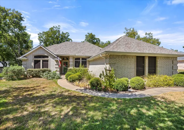 Photo 3 of Single family home for sale at 9008 Magnolia Vale Dr, Granbury, TX 76049 | MLS# 21385846 | Listing updated on 2026-09-24