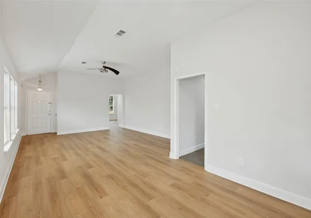 Photo 4 of Single family home for sale at 518 Monarch Dr, Lancaster, TX 75146 | MLS# 21394643 | Listing updated on 2026-09-29