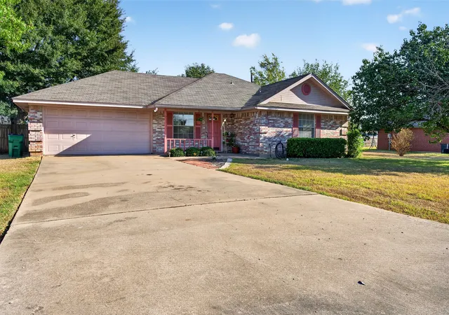 Photo 3 of Single family home for sale at 711 Plum St, Joshua, TX 76058 | MLS# 21392916 | Listing updated on 2026-09-24
