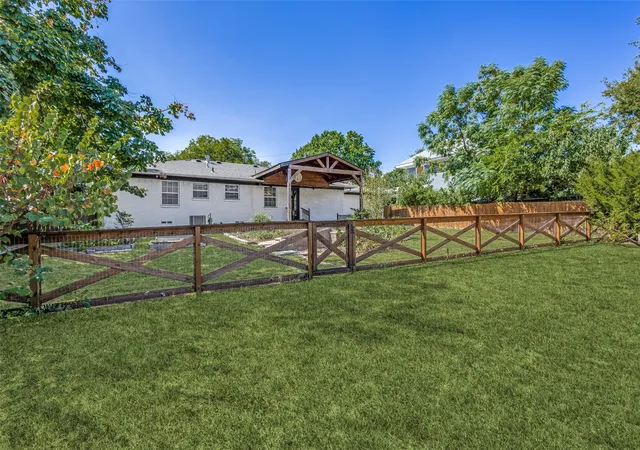 Photo 2 of Single family home for sale at 504 Heard St, Mc Kinney, TX 75069 | MLS# 21374023 | Listing updated on 2026-10-03