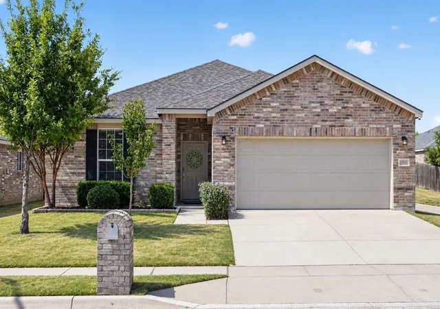 Photo 1 of Single family home for sale at 10005 Amosite Dr, Fort Worth, TX 76131 | MLS# 21331182 | Listing updated on 2026-10-08