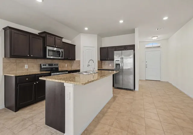 Photo 4 of Single family home for sale at 809 Rutherford Dr, Crowley, TX 76036 | MLS# 21388687 | Listing updated on 2026-09-25