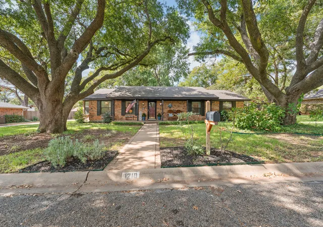 Photo 1 of Sale Pending at 1210 Glenhaven Dr, Cleburne, TX 76033 | MLS# 21394561 | Listing updated on 2026-10-02