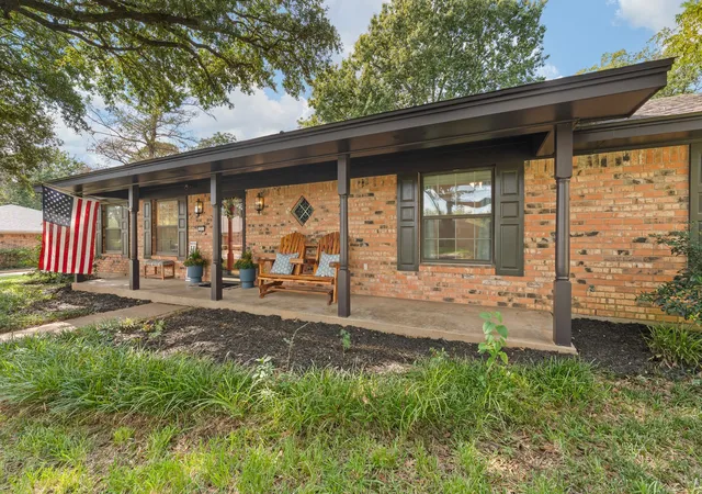 Photo 2 of Sale Pending at 1210 Glenhaven Dr, Cleburne, TX 76033 | MLS# 21394561 | Listing updated on 2026-10-02