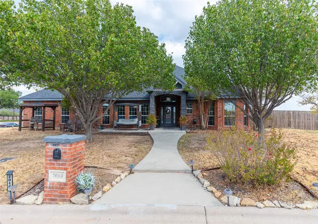 Photo 2 of Single family home for sale at 2010 Westminster Dr, Abilene, TX 79602 | MLS# 21394621 | Listing updated on 2026-10-07