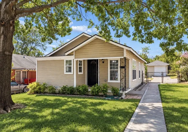 Photo 1 of Sale Pending at 627 Hartsdale Dr, Dallas, TX 75211 | MLS# 21393156 | Listing updated on 2026-10-09