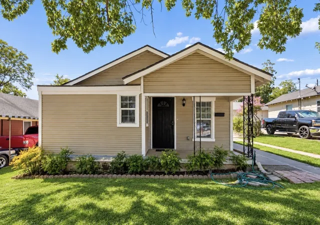 Photo 2 of Sale Pending at 627 Hartsdale Dr, Dallas, TX 75211 | MLS# 21393156 | Listing updated on 2026-10-09