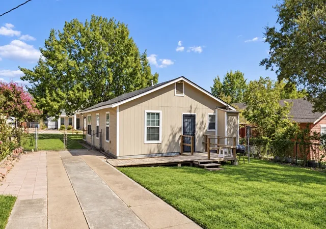 Photo 3 of Sale Pending at 627 Hartsdale Dr, Dallas, TX 75211 | MLS# 21393156 | Listing updated on 2026-10-09