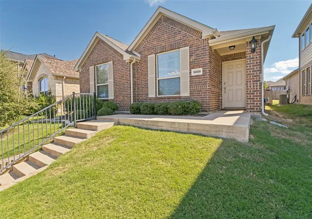 Photo 2 of Sale Pending at 5809 Wake Robin Dr, Fort Worth, TX 76123 | MLS# 21394669 | Listing updated on 2026-10-06