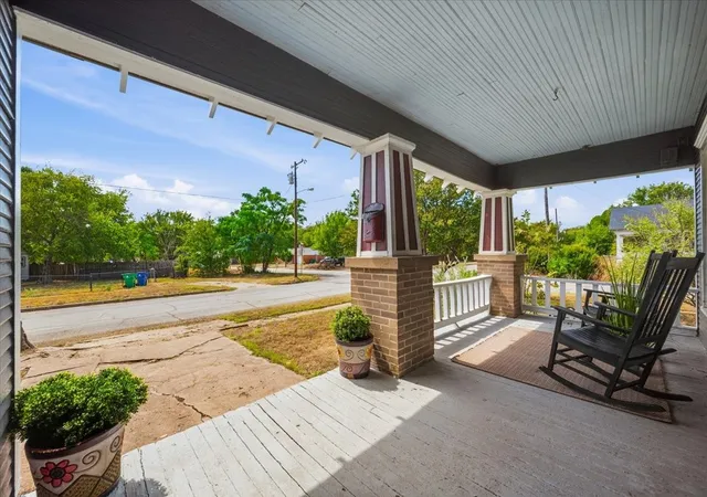 Photo 2 of Single family home for sale at 601 Oldham St, Waxahachie, TX 75165 | MLS# 21392366 | Listing updated on 2026-10-28