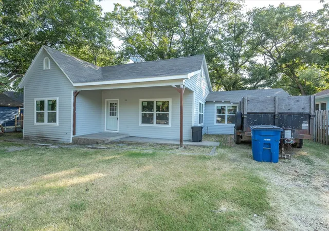 Photo 2 of Single family home for sale at 1106 N Mckinney St, Ennis, TX 75119 | MLS# 21394780 | Listing updated on 2026-09-25