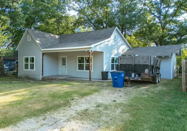 Photo 3 of Single family home for sale at 1106 N Mckinney St, Ennis, TX 75119 | MLS# 21394780 | Listing updated on 2026-09-25