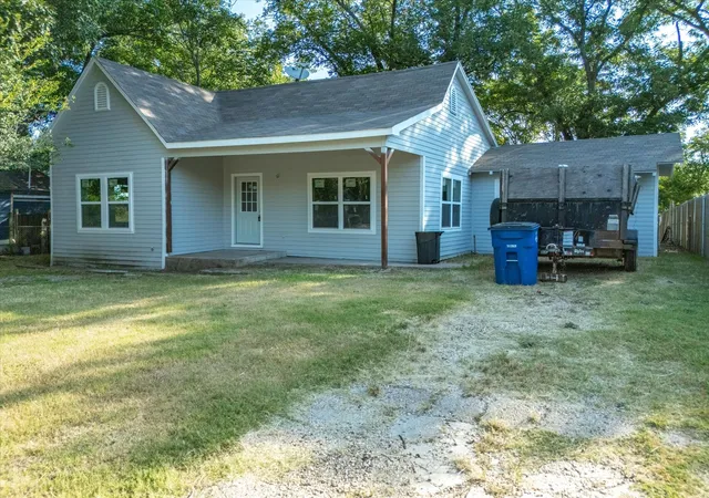 Photo 3 of Single family home for sale at 1106 N Mckinney St, Ennis, TX 75119 | MLS# 21394780 | Listing updated on 2026-09-25