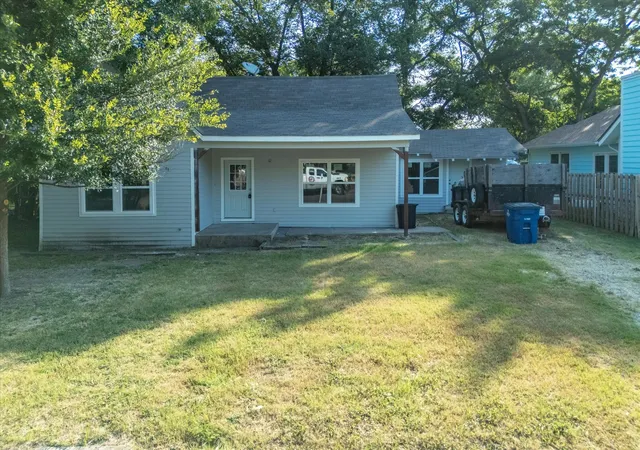 Photo 4 of Single family home for sale at 1106 N Mckinney St, Ennis, TX 75119 | MLS# 21394780 | Listing updated on 2026-09-25