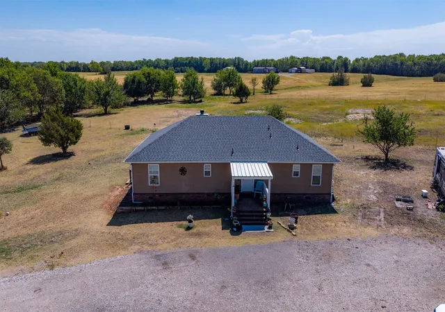 Photo 3 of Single family home for sale at 11714 Fm 697, Whitewright, TX 75491 | MLS# 21389122 | Listing updated on 2026-09-25