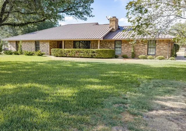 Photo 3 of Single family home for sale at 4 Sunset Ln, Fort Worth, TX 76108 | MLS# 21393768 | Listing updated on 2026-10-09