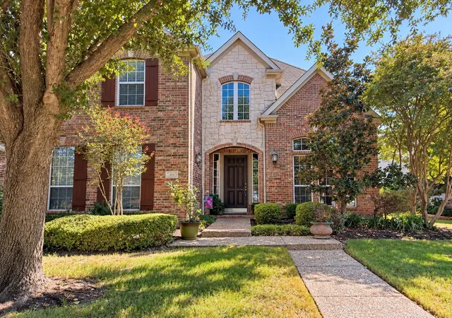 Photo 1 of Single family home for sale at 25 Ridgewood Dr, Roanoke, TX 76262 | MLS# 21391395 | Listing updated on 2026-09-25
