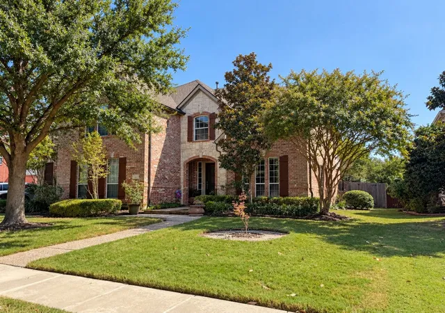Photo 2 of Single family home for sale at 25 Ridgewood Dr, Roanoke, TX 76262 | MLS# 21391395 | Listing updated on 2026-09-25