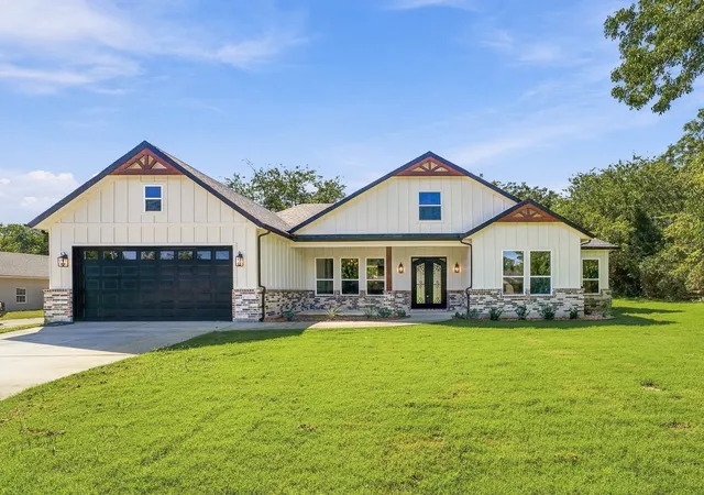 Photo 1 of Sale Pending at 1810 Carpenter St, Bridgeport, TX 76426 | MLS# 21393583 | Listing updated on 2026-09-25