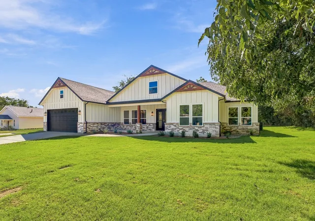 Photo 2 of Sale Pending at 1810 Carpenter St, Bridgeport, TX 76426 | MLS# 21393583 | Listing updated on 2026-09-25