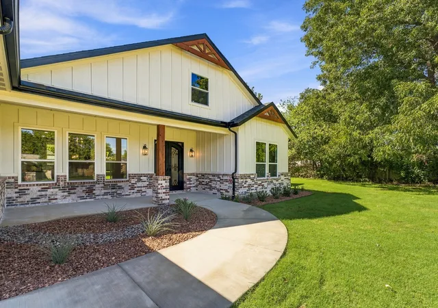Photo 3 of Sale Pending at 1810 Carpenter St, Bridgeport, TX 76426 | MLS# 21393583 | Listing updated on 2026-09-25