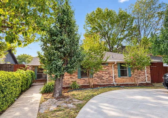 Photo 1 of Single family home for sale at 17922 Hillcrest Rd, Dallas, TX 75252 | MLS# 21391382 | Listing updated on 2026-09-28