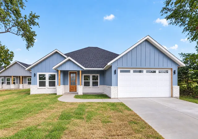 Single family home for sale at 102 Goodknight Ranch Rd, Trinidad, TX 75163 | MLS# 21394684