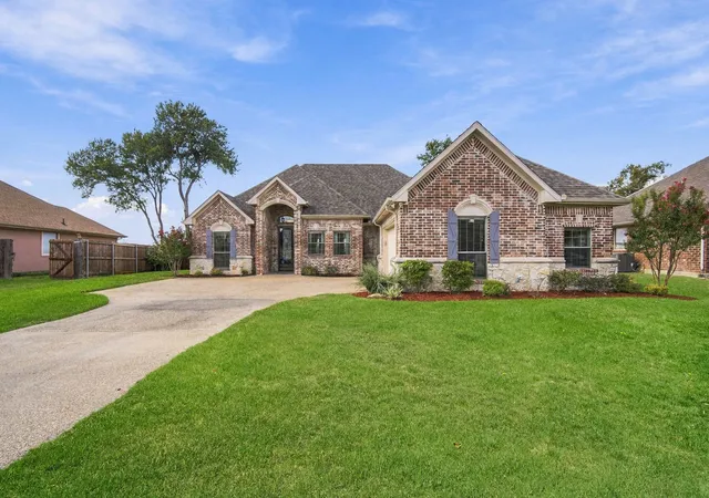 Single family home for sale at 810 Woodcrest Dr, Ennis, TX 75119 | MLS# 21393870