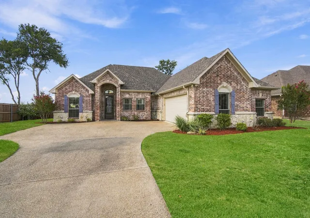 Photo 3 of Single family home for sale at 810 Woodcrest Dr, Ennis, TX 75119 | MLS# 21393870 | Listing updated on 2026-10-09