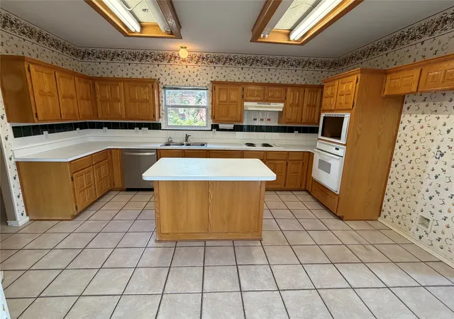 Photo 2 of Single family home for sale at 4006 Pointe Loma Dr, Rowlett, TX 75088 | MLS# 21394836 | Listing updated on 2026-10-08