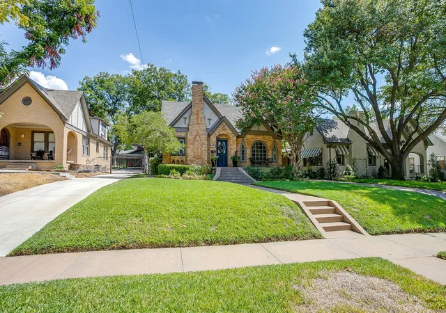 Photo 3 of Sale Pending at 2209 Tremont Ave, Fort Worth, TX 76107 | MLS# 21389607 | Listing updated on 2026-10-04