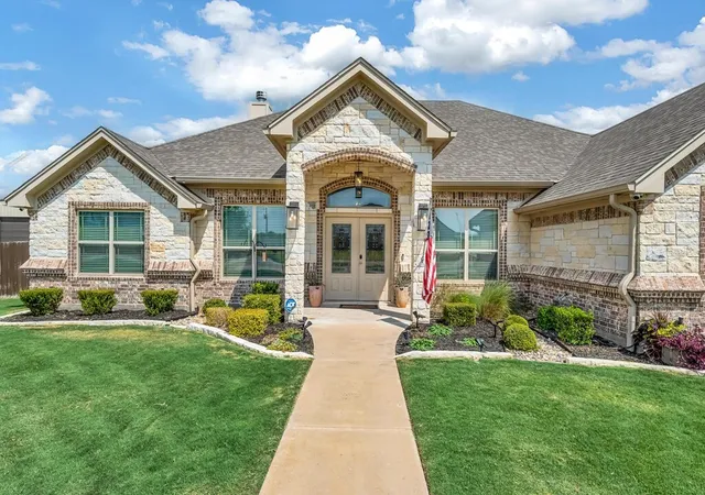 Photo 3 of Single family home for sale at 279 Sportsman Dr, Lorena, TX 76655 | MLS# 21369774 | Listing updated on 2026-10-08