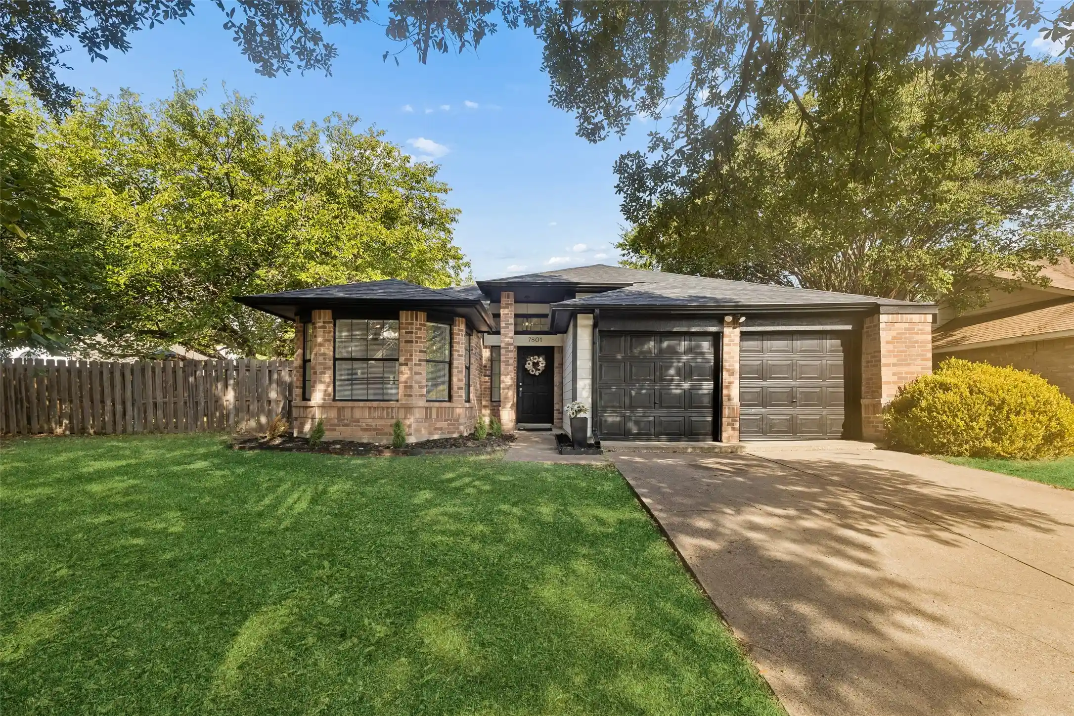 Photo 1 of Single family home for sale at 7801 Bordeaux Ln, Rowlett, TX 75089 | MLS# 21394989 | Listing updated on 2026-10-17