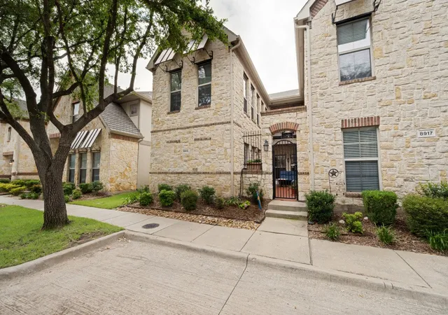 Townhouse for sale at 8913 Trolley Trl, McKinney, TX 75070 | MLS# 21393334