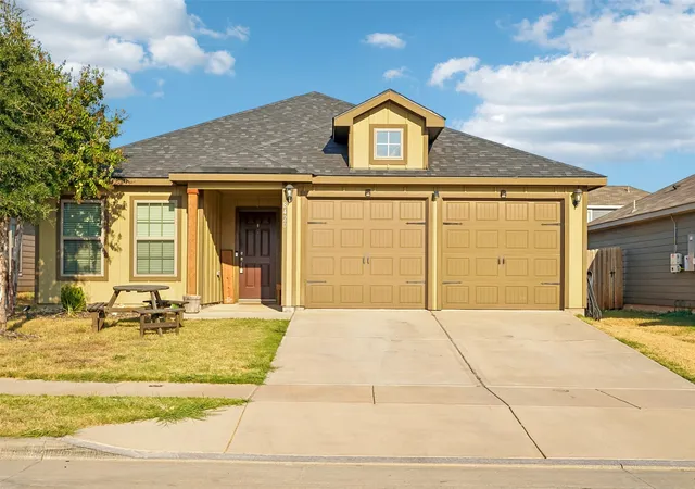 Photo 1 of Single family home for sale at 8420 Steel Dust Dr, Fort Worth, TX 76179 | MLS# 21394235 | Listing updated on 2026-10-05