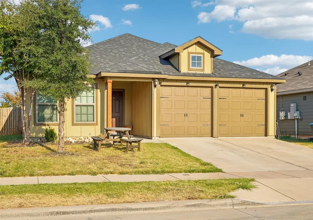 Photo 2 of Single family home for sale at 8420 Steel Dust Dr, Fort Worth, TX 76179 | MLS# 21394235 | Listing updated on 2026-10-05