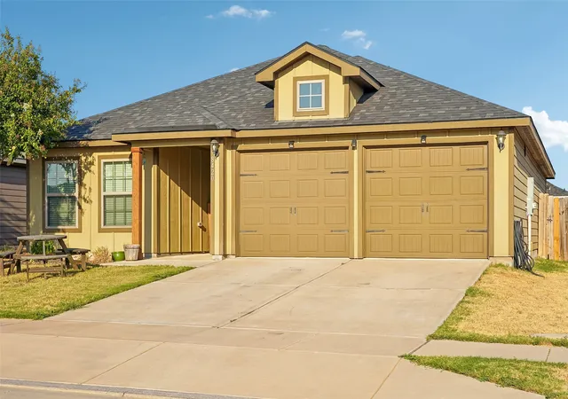 Photo 3 of Single family home for sale at 8420 Steel Dust Dr, Fort Worth, TX 76179 | MLS# 21394235 | Listing updated on 2026-10-05