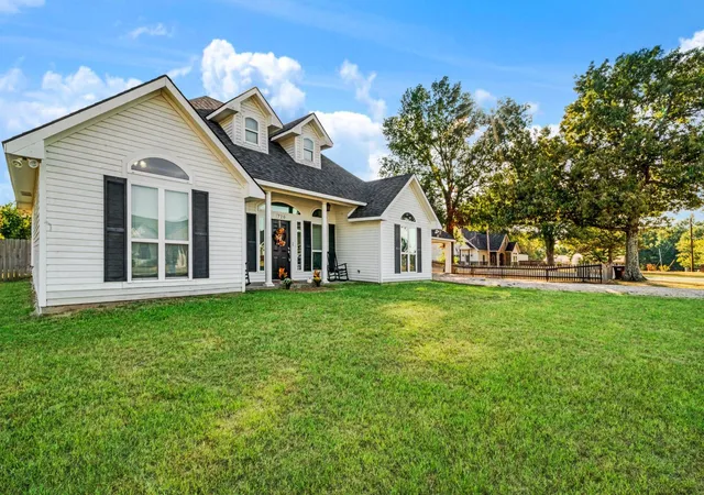Photo 2 of Single family home for sale at 720 Daniel St, Blossom, TX 75416 | MLS# 21395053 | Listing updated on 2026-09-25