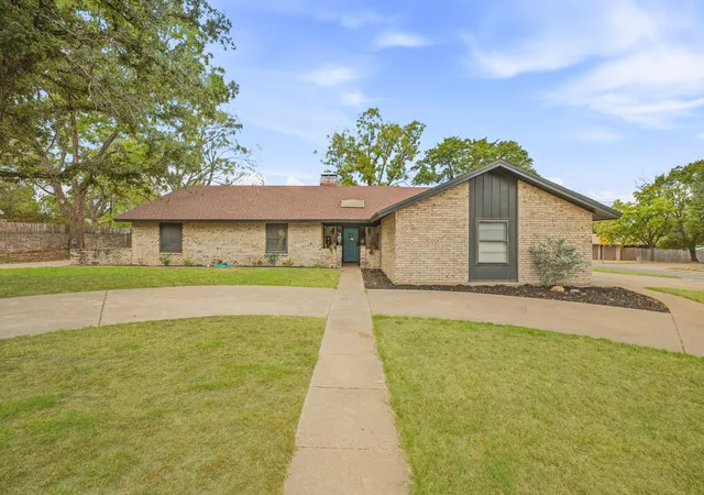 Photo 1 of Single family home for sale at 1190 N Charlotte Ave, Stephenville, TX 76401 | MLS# 21394902 | Listing updated on 2026-09-25