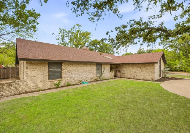 Photo 2 of Single family home for sale at 1190 N Charlotte Ave, Stephenville, TX 76401 | MLS# 21394902 | Listing updated on 2026-09-25