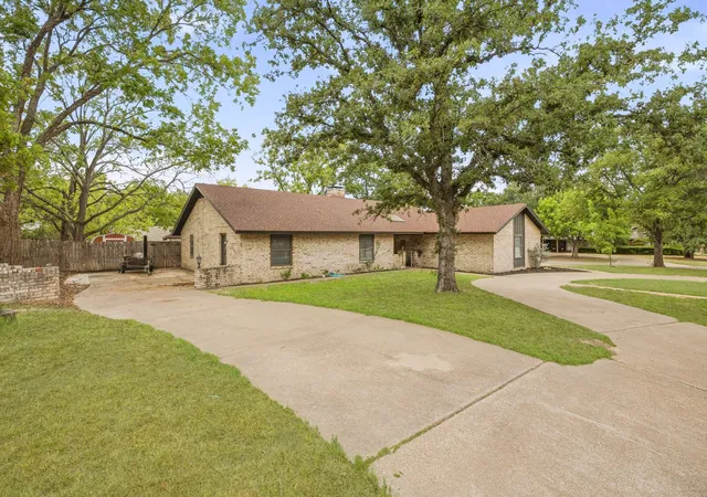 Photo 3 of Single family home for sale at 1190 N Charlotte Ave, Stephenville, TX 76401 | MLS# 21394902 | Listing updated on 2026-09-25