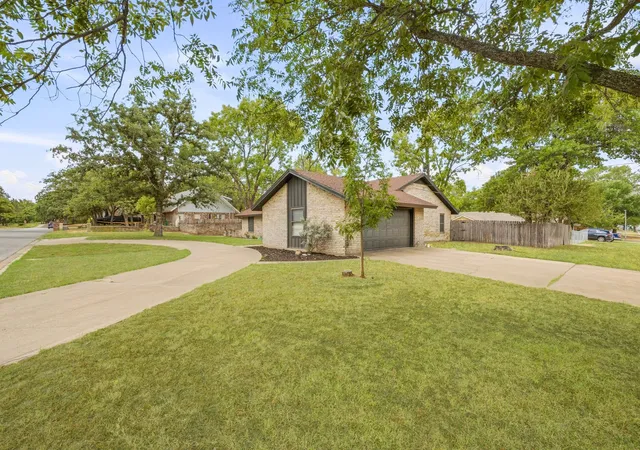 Photo 3 of Single family home for sale at 1190 N Charlotte Ave, Stephenville, TX 76401 | MLS# 21394902 | Listing updated on 2026-09-25
