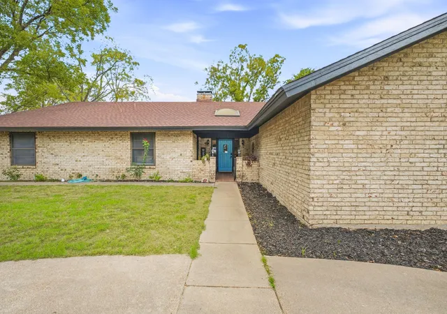 Photo 4 of Single family home for sale at 1190 N Charlotte Ave, Stephenville, TX 76401 | MLS# 21394902 | Listing updated on 2026-09-25