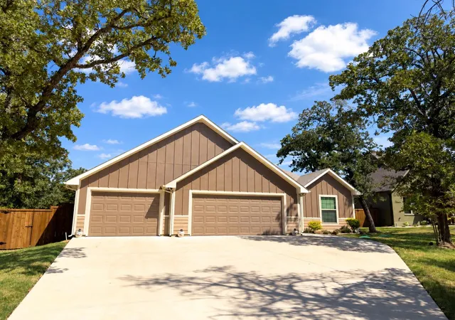 Photo 1 of Single family home for sale at 214 Colt Dr, Lake Kiowa, TX 76240 | MLS# 21395102 | Listing updated on 2026-09-30