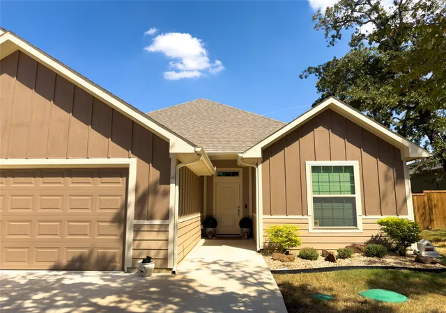 Photo 3 of Single family home for sale at 214 Colt Dr, Lake Kiowa, TX 76240 | MLS# 21395102 | Listing updated on 2026-09-30