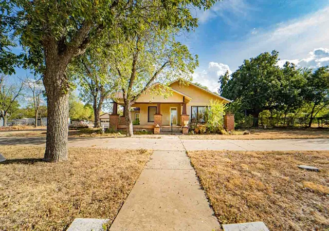 Photo 1 of Single family home for sale at 901 W Hullum St, Breckenridge, TX 76424 | MLS# 21393104 | Listing updated on 2026-10-03
