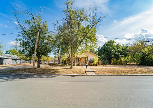 Photo 2 of Single family home for sale at 901 W Hullum St, Breckenridge, TX 76424 | MLS# 21393104 | Listing updated on 2026-10-03
