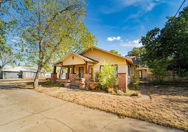 Photo 3 of Single family home for sale at 901 W Hullum St, Breckenridge, TX 76424 | MLS# 21393104 | Listing updated on 2026-10-03