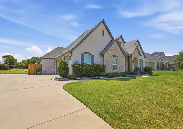 Photo 2 of Single family home for sale at 860 San Saba E, Midlothian, TX 76065 | MLS# 21392718 | Listing updated on 2026-10-09